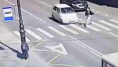 Выскочившая на дорогу девушка попала под авто в Петроградском районе