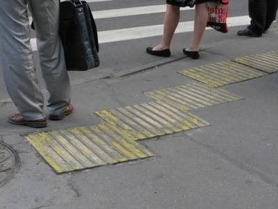 На Петроградке школьница перебегала дорогу на красный и была сбита (видео)