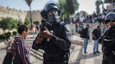Израильская полиция задерживает палестинцев в пригороде Восточного Иерусалима