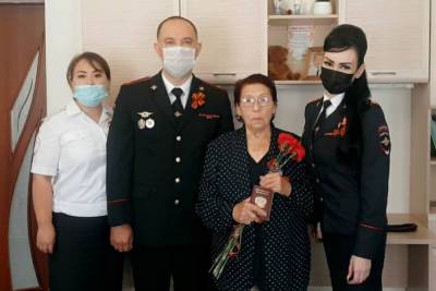 В Астрахани 85-летней дочери блокадника в День Победы вручили паспорт РФ