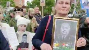 Солдатский портрет деда президента Украины «взорвал» «Бессмертный полк» в Донецке