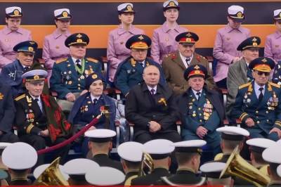 Что за девочки в розовом стояли на параде позади ветеранов? - newsland.com - Москва