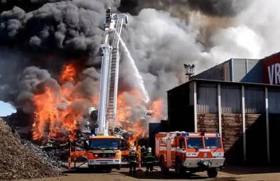 Острава: Перед пожаром на металлургическом предприятии Витковице прогремел взрыв.