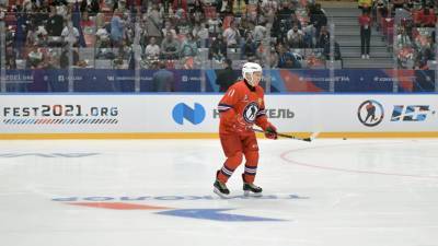 Путин забросил восемь шайб в матче Ночной хоккейной лиги