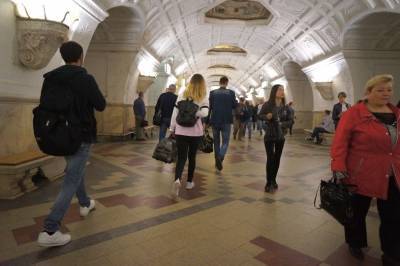 В московском метрополитене уборщик метнул нож в полицейского