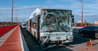 В Днепре столкнулись ВАЗ и 2 автобуса: 3 человека госпитализировали
