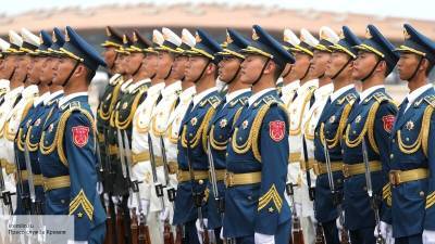 Sohu: китайские солдаты на параде столкнулись с трудностью из-за российской «Катюши»