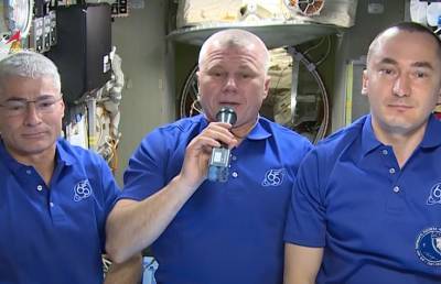 Члены экипажа МКС поздравили жителей Земли с Днем Победы