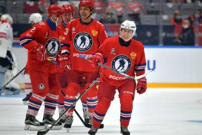 Владимир Путин забросил восемь шайб в гала-матче Ночной хоккейной лиги