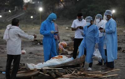 СМИ: десятки тел умерших от COVID-19 людей обнаружили в реке Ганг в Индии