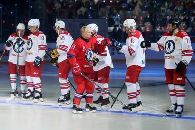 Хоккейная команда Путина победила в матче. Президент забросил восемь шайб