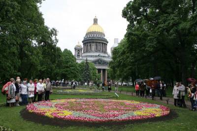 В День Победы в Александровском саду вытоптали цветы