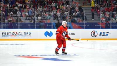 Путин подписал клюшку для юного болельщика после матча НХЛ