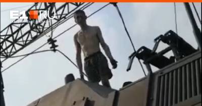 В Екатеринбурге мужчина залез на крышу поезда, задел контактный провод, и его ударило током