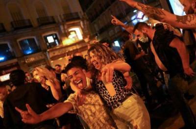 Испанцы алкоголем и танцами отпраздновали снятие COVID-ограничений