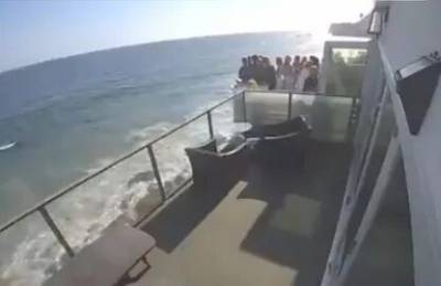 На пляже Малибу упал балкон с людьми. В Сеть попало шокирующее видео