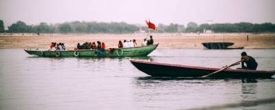 В священной реке в Индии найдено десятки тел жертв ковида