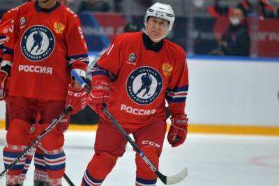 Владимир Путин забросил восемь шайб в матче Ночной хоккейной лиги