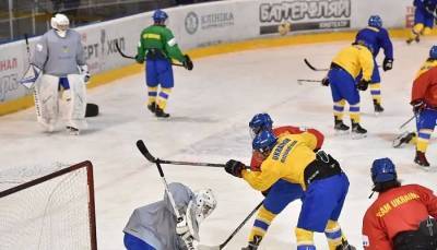 Сборная Украины по хоккею провела товарищеский матч с молодежной сборной