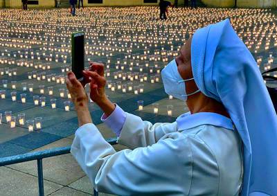 Фото: на Пражском Граде зажгли 30 тыс. свечей в память о жертвах коронавируса
