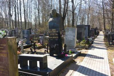 На Радоницу в Петербурге пустили дополнительный транспорт к кладбищам