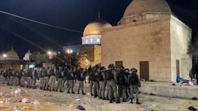 СМИ: Полиция Израиля выгнала палестинцев из мечети Аль-Акса