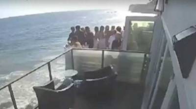 В Калифорнии на пляже сорвался балкон с десятком человек