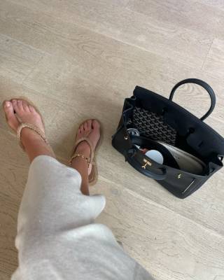 Идеально на лето: Роузи Хантингтон-Уайтли показала, с чем носить модные сандалии сезона