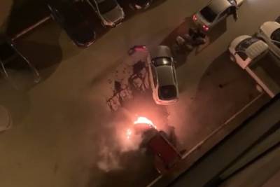 Hyundai Getz сгорел ночью на улице Потылицына в Новосибирске