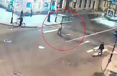Видео: водитель на огромной скорости сбил пешехода в Петербурге