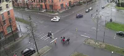 Автомобиль вылетел на тротуар после ДТП в центре Петрозаводска (ВИДЕО)