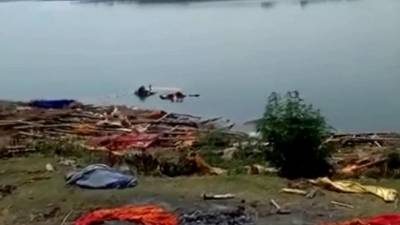 В Индии у берегов Ганга обнаружили не менее 30 человеческих тел