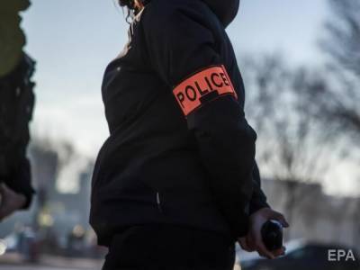 Во Франции на полицейских напала женщина с ножом, в нее выстрелили