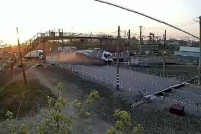 В Богдановиче грузовик снес железнодорожный шлагбаум и пост