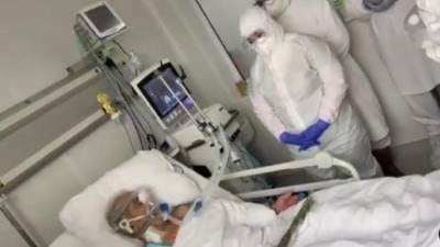 До слез: врачи ковид-госпиталя спели «День победы» пациенту-ветерану