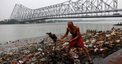 В священной реке Ганг в Индии обнаружили десятки тел людей, которые могли умереть от COVID-19