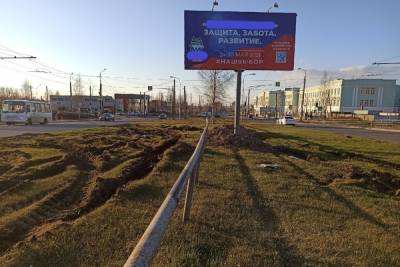 Жители Петрозаводска возмущены раскуроченными газонами возле рекламных щитов