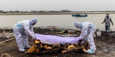 Коронавирус в Индии – на берег Ганга вымыло тела 40 человек, умерших от COVID-19 - ТЕЛЕГРАФ