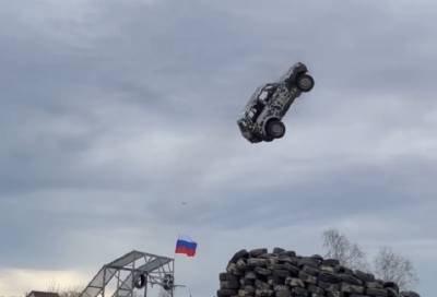 Видео: каскадер попытался выполнить сальто на машине в Ленобласти – теперь авто пойдет в утиль