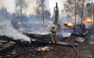 В Казахстане лесной пожар перекинулся на поселок и уничтожил 35 домов