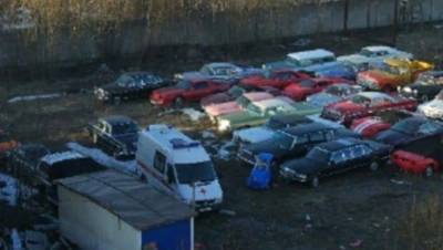На юге Петербурга нашли заброшенную парковку с Lamborghini и Rolls-Royce
