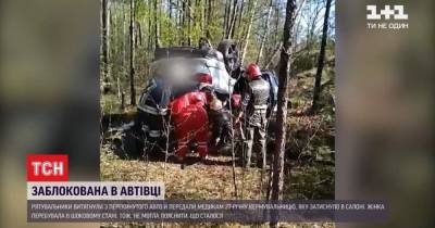 В Сумской области 27-летнюю женщину зажало в перевернутой машине в лесополосе: ее спас случайный прохожий