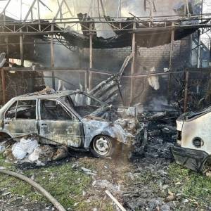 В Бердянске сгорел гараж и два автомобиля. Фото