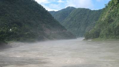 Индийская река Ганг стал могилой для десятков жертв COVID-19