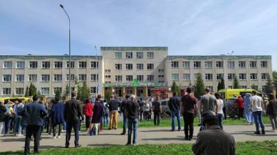 Неизвестные стреляют внутри казанской гимназии