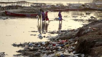 Десятки мертвых тел были обнаружены на берегах Ганга в Индии