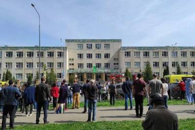 В школе Казани неизвестные начали стрельбу