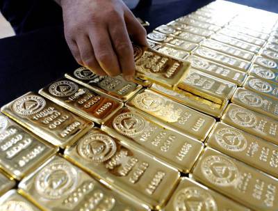 Власти накануне санкций запаслись золотыми слитками