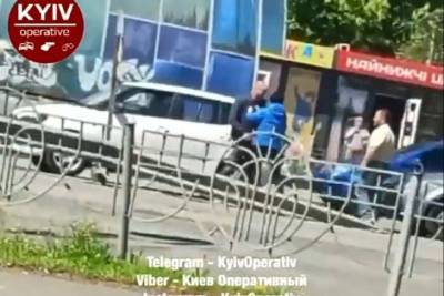 В Киеве водители устроили эпичные разборки после ДТП, все попало на видео