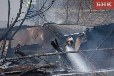 В Ухте пожарные спасли пожилую дачницу из горящего дома